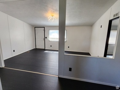Move in ready double-wide home is now available in West Valley - photo 6