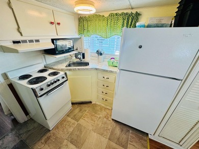 ADORABLE 2 BED/2 BATH BEACH BUNGALOW WITH CONCRETE DRIVEWAY - photo 11