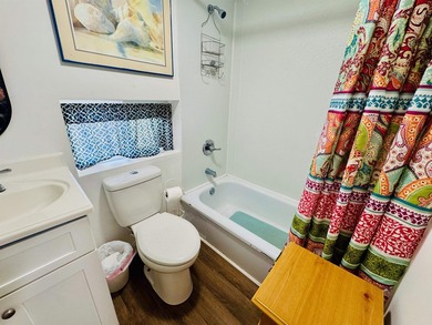 ADORABLE 2 BED/2 BATH BEACH BUNGALOW WITH CONCRETE DRIVEWAY - photo 21