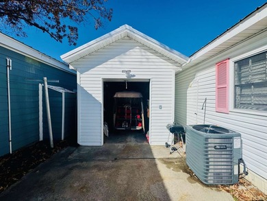 ADORABLE 2 BED/2 BATH BEACH BUNGALOW WITH CONCRETE DRIVEWAY - photo 22