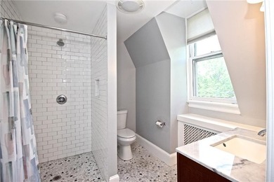 Immaculate Penthouse Condominium in a Desirable Kay/Catherine - photo 24