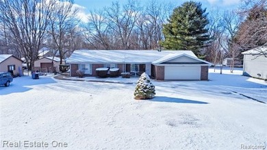 Lake Fenton Home For Sale in Fenton Michigan