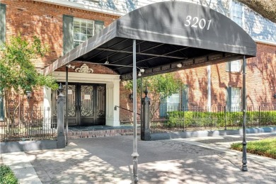 St. Charles Avenue Condo with Pool, Parking, and Streetcar