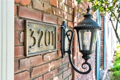 St. Charles Avenue Condo with Pool, Parking, and Streetcar