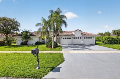 Beautifully updated 4BR/3BA pool home w/long lake views in - photo 4