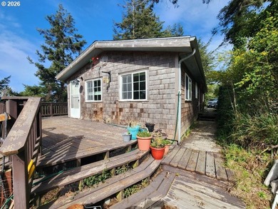 Enjoy coastal living in this charming 3 bedroom, 2 bathroom home - photo 1