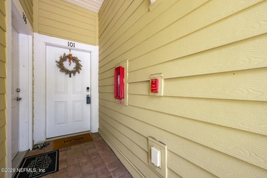 This meticulously maintained retreat is perfectly positioned - photo 7