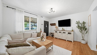 Welcome home to this beautifully remodeled 3-bedroom, 2-bath - photo 7