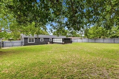 Welcome home to this lovingly maintained 4-bedroom, 2-bathroom - photo 41