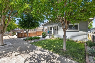 Beautiful 3 Bedroom, 2 Bathroom Craftsman-style home - photo 3