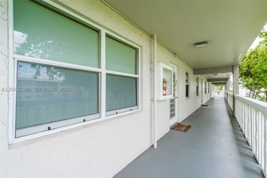 Discover the potential in this spacious 2-bedroom, 2-bath - photo 4