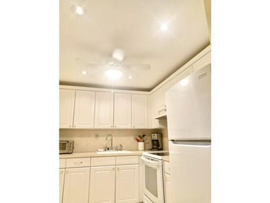 Welcome to this charming rare 1st floor corner, 2 bedroom, 2 - photo 7