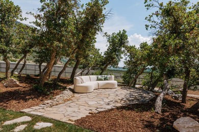 Architecturally stunning and built for entertaining, this rare - photo 27