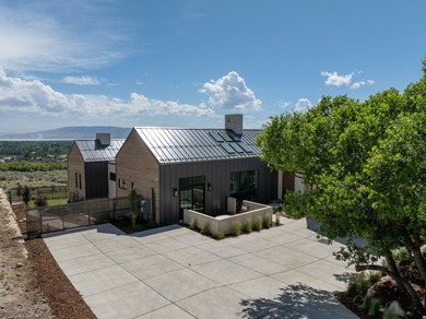Architecturally stunning and built for entertaining, this rare - photo 33
