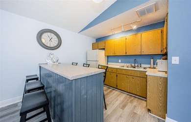 Freshly painted. all neutral creamy white! and all NEW flooring - photo 38