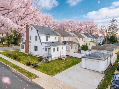 Bright and Cozy Colonial in Great Neck South! Large Open Floor - photo 3
