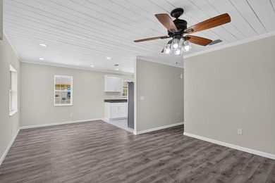 Welcome to this charming 3-bed, 1-bath concrete block home - photo 8