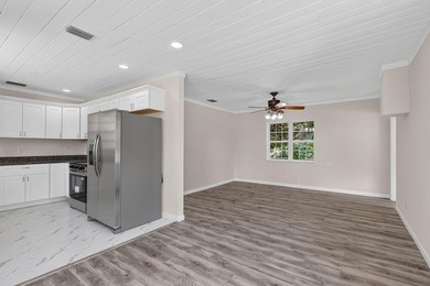 Welcome to this charming 3-bed, 1-bath concrete block home - photo 9