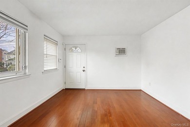 Bright and Cozy Colonial in Great Neck South! Large Open Floor - photo 10