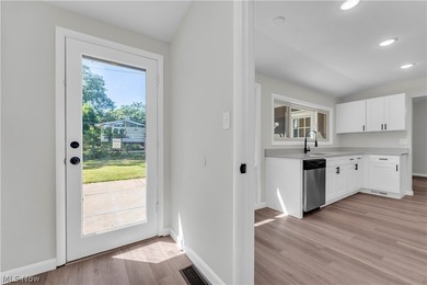 Beautifully updated and move-in ready ranch-style slab is - photo 18