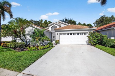 Welcome to this charming single-story residence in Palm Isles - photo 2