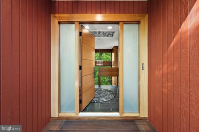 Stunning offering in gated Epping Forest! This mid-century - photo 5