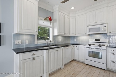 Waterfront living at its best! Tucked away on a quiet cul-de-sac - photo 17