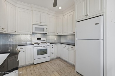 Waterfront living at its best! Tucked away on a quiet cul-de-sac - photo 18
