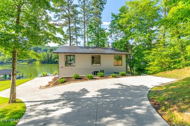 Welcome to your own private waterfront retreat! Built in 2022 - photo 3