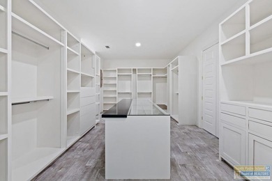 Incredible HOME with lake views on a golf course.Very desirable - photo 23