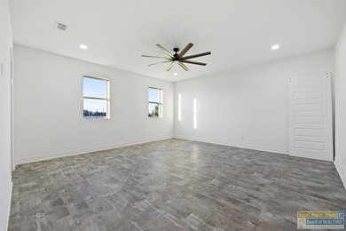 Incredible HOME with lake views on a golf course.Very desirable - photo 34
