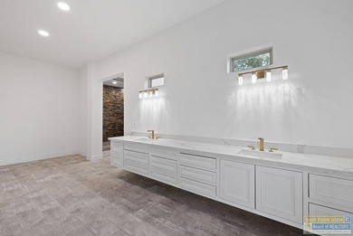 Incredible HOME with lake views on a golf course.Very desirable - photo 37