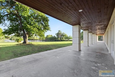 Incredible HOME with lake views on a golf course.Very desirable - photo 50