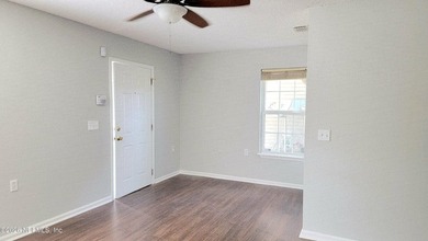 3 Bedroom, 2 Bath Townhome - Great Location & Value! Don't miss - photo 3