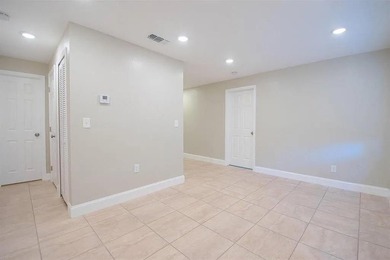 This stunning duplex in Fort Pierce has been fully renovated - photo 4