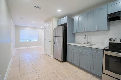 This stunning duplex in Fort Pierce has been fully renovated - photo 5