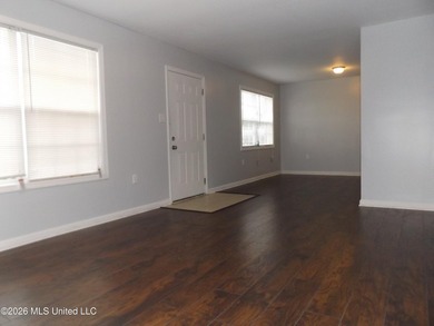 Fresh paint and new flooring and blinds showcase this 4 bedroom - photo 2