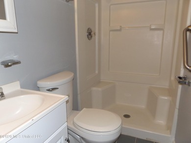 Fresh paint and new flooring and blinds showcase this 4 bedroom - photo 6
