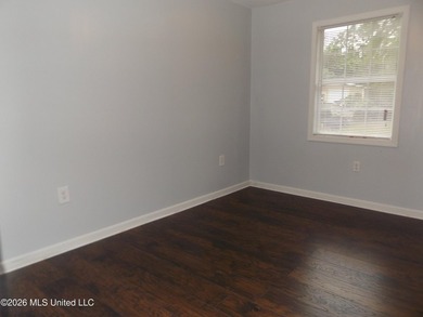 Fresh paint and new flooring and blinds showcase this 4 bedroom - photo 7