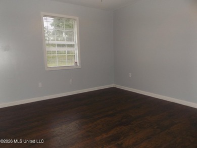 Fresh paint and new flooring and blinds showcase this 4 bedroom - photo 9