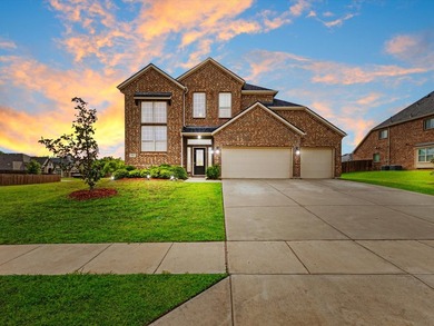 Welcome to this spacious and well-appointed home in Oak Point - photo 1