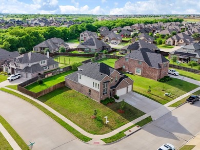 Welcome to this spacious and well-appointed home in Oak Point - photo 3