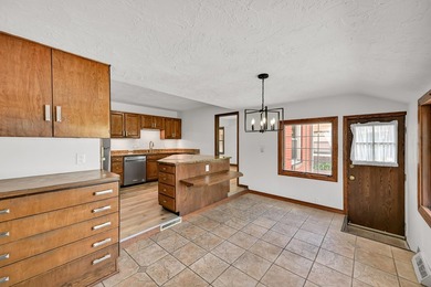 Spacious 4 bedroom, 2 full bathroom Cape Cod nestled on a - photo 14
