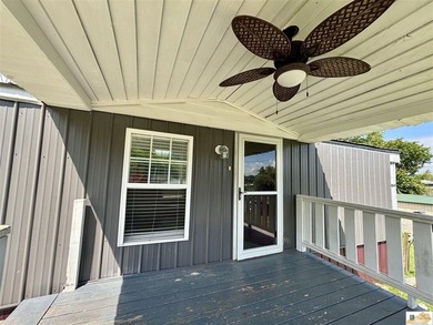 A budget-friendly mobile home on 0.27 acres inside city limits - photo 4