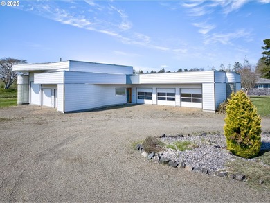 Ilwaco 3,600 sq ft custom house & garage, city water & sewer - photo 35