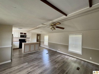 A budget-friendly mobile home on 0.27 acres inside city limits - photo 6