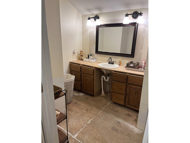 Partially remodeled two bedroom home near Aransas Bay. On three - photo 4