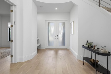 Elegant, inviting, and impeccably designed, this exceptional - photo 6