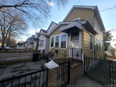 Welcome to this charming Richmond Hill residence ideally located - photo 1