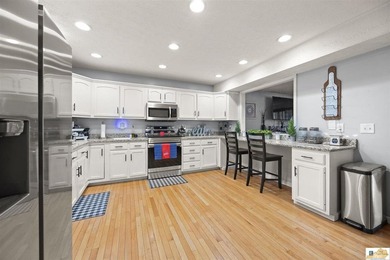 The square footage tells the story. With approximately 3,000 - photo 6